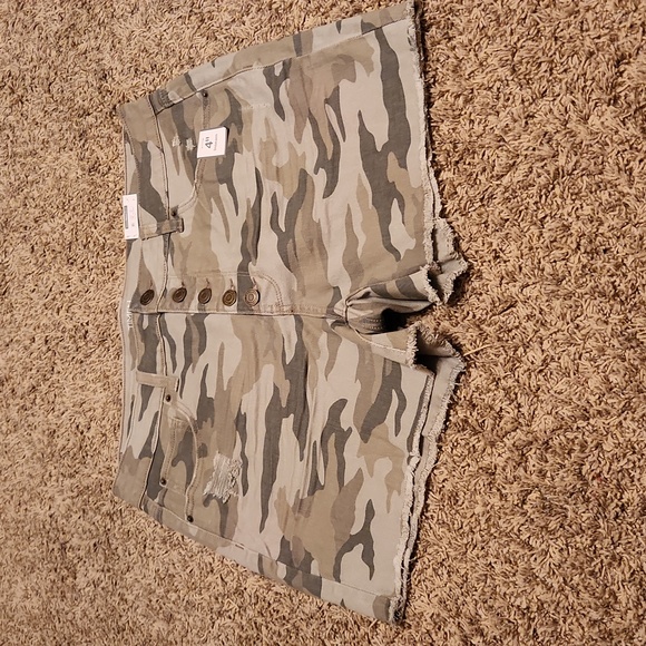 Time and Tru Relaxed Fit High Rise Camo Shorts 4" inseam - Picture 1 of 9